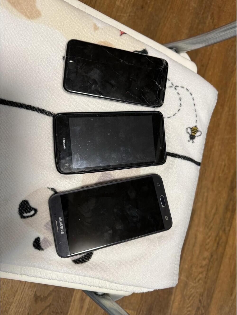 Lot Of 3 Smart Phones , iPhone , Samsung , They Turn On ( Parts Phones )